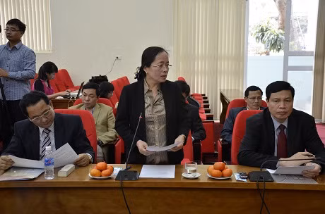 Đồng chí Nguyễn Thị Huân, Bí thư Huyện ủy Đông Triều báo cáo tại buổi làm việc
