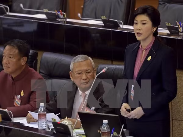  Cựu Thủ tướng Thái Lan Yingluck Shinawatra (phải) trong phiên luận tội của Quốc hội ở Thái Lan ngày 9/1 vừa qua. (Ảnh: AFP/TTXVN)