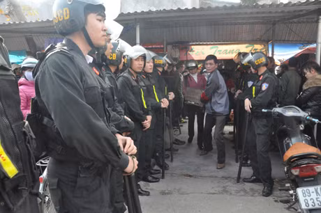 Lực lượng chức năng thực thi nhiệm vụ tại chợ Trung tâm Hải Hà cũ.