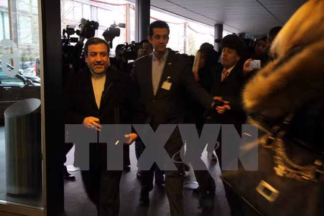 Thứ trưởng Ngoại giao Iran Abbas Araghchi (trái) tới dự vòng đàm phán tại Geneva ngày 18/1. (Ảnh: THX/TTXVN)