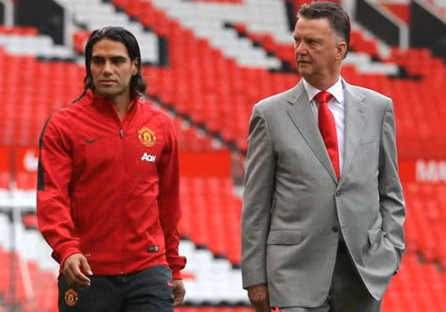 Van Gaal (phải) cần kiên nhẫn với tiền đạo người Colombia
