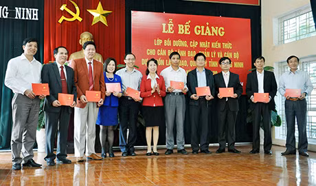 Học viên lớp bồi dưỡng cập nhật kiến thức cho cán bộ lãnh đạo quản lý và cán bộ dự nguồn lãnh đạo, quản lý tỉnh Quảng Ninh nhận bằng chứng nhận hoàn thành khoá học. Ảnh: Nguyễn Huế