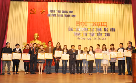Đồng chí Đỗ Bích, Giám đốc, Tổng Biên tập Đài PTTH Quảng Ninh trao giấy khen cho các tập thể có thành tích xuất sắc năm 2014.