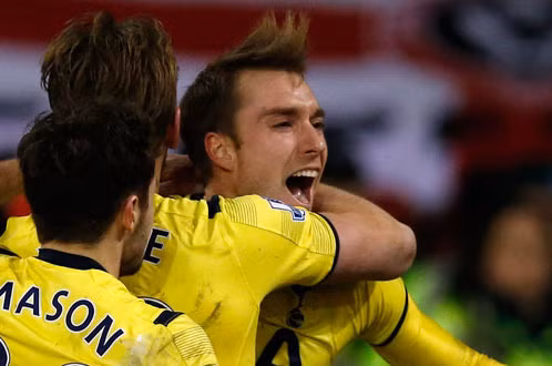 Eriksen (phải) vui mừng với bàn thắng quyết định loại Sheffield United