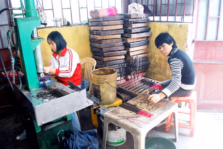 Các NNCĐDC làm việc tại Phân xưởng sản xuất vàng hương của Công ty CP Thương binh Đoàn Kết.