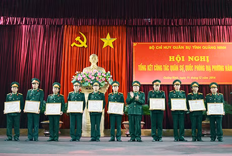 Lãnh đạo Bộ Tư lệnh Quân khu 3 tặng bằng khen cho các tập thể, cá nhân thuộc Bộ CHQS tỉnh có thành tích xuất sắc trong năm 2014.