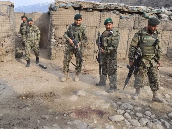 Binh sỹ quân đội chính phủ Afghanistan tại trạm kiểm soát ở tỉnh miền Đông Kunar, gần biên giới với Pakistan. (Nguồn: AFP/TTXVN)
