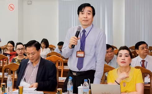 Ông Đào Văn Lừng chủ trì buổi tọa đàm
