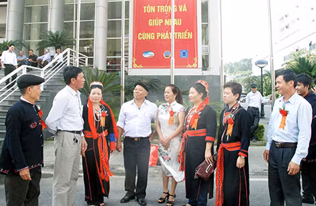 Các đại biểu cùng trò chuyện bên lề Đại hội Dân tộc thiểu số tỉnh lần thứ II - năm 2014.