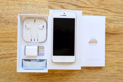 iPhone 5C được Apple phân phối với giá mới rẻ hơn còn iPhone 5 quay trở lại thị trường dưới dạng hàng Refurbished của Apple. Cả hai đều có giá tốt.