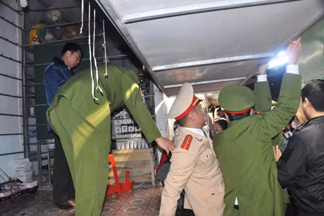 Lực lượng chức năng tháo dỡ ki ốt đầu tiên ở Khu C Chợ trung tâm Hải Hà cũ.