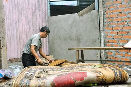 Những gì tận thu được họ đều cố gắng tận thu từ ván gỗ sạp hàng (ảnh 8),