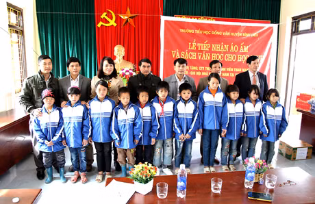 Đại diện các đơn vị trao tặng quà cho các em học sinh.