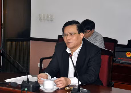 Đồng chí Nguyễn Như Hiền, Phó Chủ tịch Thường trực HĐND tỉnh phát biểu tại cuộc họp
