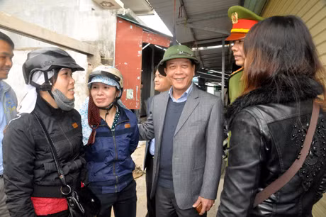 chí Đỗ Thông trao đổi với tiểu thương đang tháo dỡ ki ót tại chợ Trung tâm Hải Hà cũ