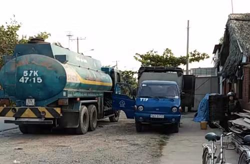 Cảnh sát ập vào kho hàng của nhóm trộm xăng trên đường Đào Trí, quận 7. Ảnh: Quốc Thắng.