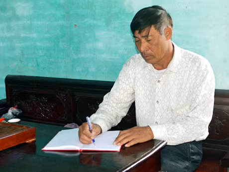 Ông Bùi Văn Đài đang chuẩn bị nội dung cho cuộc sinh hoạt chi bộ