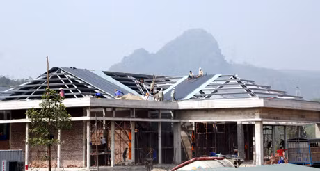 Khu nhà tang lễ và hoả táng đang được cất nóc.