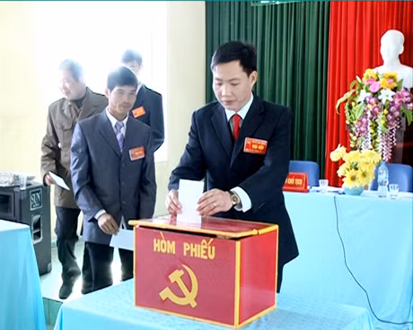 Các đại biểu bỏ phiếu bầu chức danh Bí thư, Phó Bí thư tại Đại hội chi bộ thôn Tân Lương, xã Tân Bình. Ảnh: Tư liệu