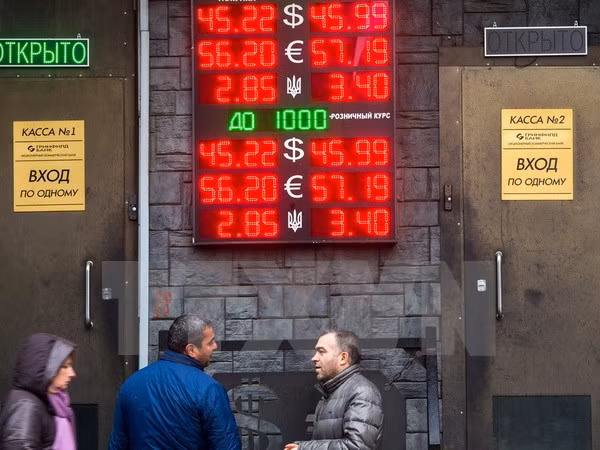 Bảng quy đổi tỷ giá ngoại tệ với đồng ruble tại trung tâm thủ đô Moskva ngày 6/11/2014. (Nguồn: AFP/TTXVN)