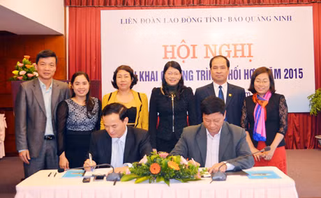 Đại diện 2 cơ quan ký hợp tác phối hợp tuyên truyền năm 2015.