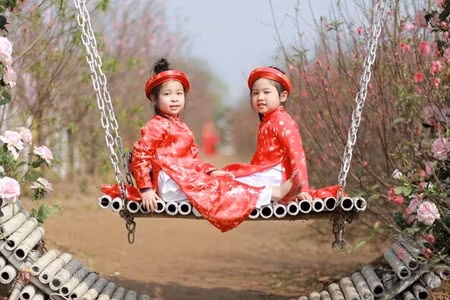 Cả những em bé cũng thích thú khi được bố mẹ đưa tới đây chụp ảnh.