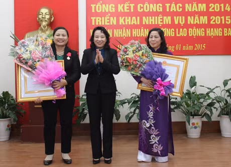 Thừa ủy quyền của Chủ tịch nước, đồng chí Vũ Thị Thu Thủy, Phó Chủ tịch UBND tỉnh trao tặng Huân chương Lao động hạng Ba cho Nhà khách tỉnh.