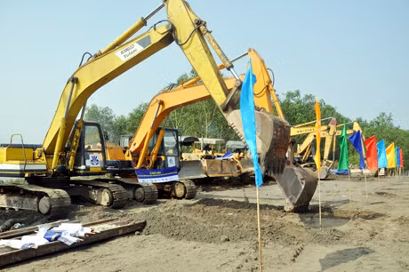 Ngay sau lệnh phát động, các phương tiện, máy móc nhà thầu đã động thổ, thi công dự án