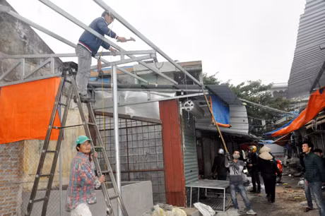 các hộ dân khẩn trương tháo dỡ tân thu những vật liệu để bàn giao mặt bằng chiều ngày 24-1