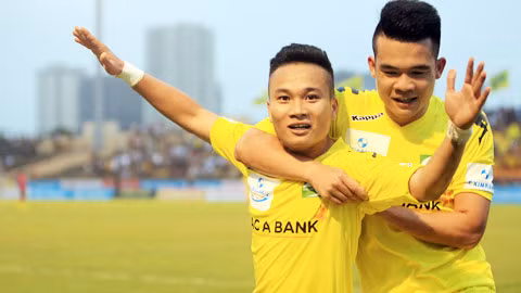 Phi Sơn và Hoàng Thịnh (phải) sẽ bùng nổ giúp SLNA giành trọn 3 điểm