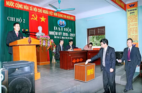 Các đảng viên bỏ phiếu bầu Ban chi uỷ tại Đại hội điểm Chi bộ Mễ Xá 2 (xã Hưng Đạo). Ảnh tư liệu của Đảng bộ xã Hưng Đạo