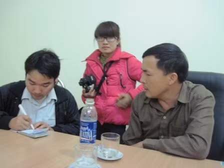 Ông Cao Tiến Nam người nhà của chủ xe đại diện cho phía gia đình trao đổi thông tin về các nạn nhân.