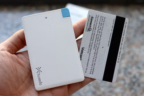 Viên pin dự phòng 3.000 mAh của Tuxedo sử dụng công nghệ Li-Polymer, nên mỏng ngang iPhone 6 và nhỏ tương đương tấm thẻ tín dụng.