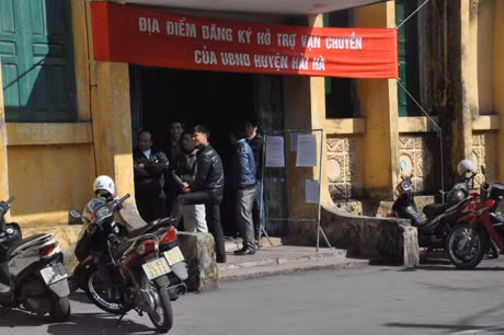 điểm đăng ký hỗ trợ di chuyển của UBND huyện Hải Hà tại Rạp chiếu phim Thị trấn Quảng Hà