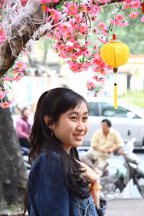 Các bạn trẻ không quên chụp ảnh kỷ niệm bên những chậu hoa đào được trang trí đẹp mắt.