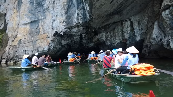 Mỗi hồ là một bức tranh thủy mặc khác nhau về thế núi, dáng núi và hồ nước. Mây trời, non xanh, nước biếc hòa quyện với nhau, thoắt ẩn, thoắt hiện.