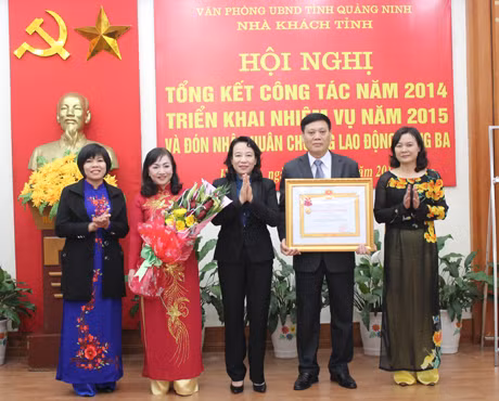 Thừa ủy quyền của Chủ tịch nước, đồng chí Vũ Thị Thu Thủy, Phó Chủ tịch UBND tỉnh trao tặng Huân chương Lao động hạng Ba cho Nhà khách tỉnh.