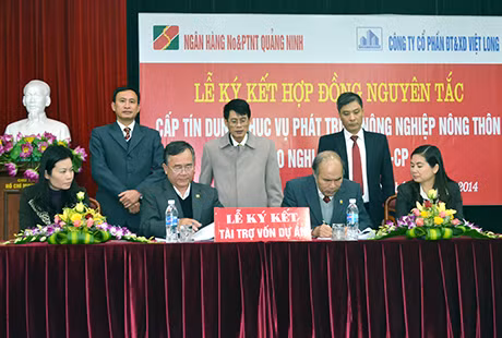 Lãnh đạo Ngân hàng NN&PTNT Chi nhánh Quảng Ninh và Công ty CP Đầu tư và Xây dựng Việt Long ký kết hợp đồng nguyên tắc cấp tín dụng phục vụ phát triển nông nghiệp nông thôn theo Nghị quyết 14/NQ-CP của Chính phủ.
