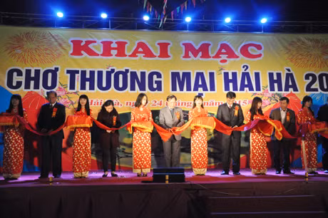 Các đại biểu cắt băng khai mạc hội chợ