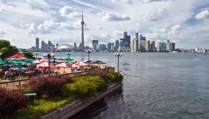 Tháng 10 - Toronto, Canada. Thời tiết tại thành phố này thực sự dễ chịu trong những ngày này. Bên cạnh đó, thành phố nổi tiếng với các bảo tàng nghệ thuật có giá trị văn hóa cao.