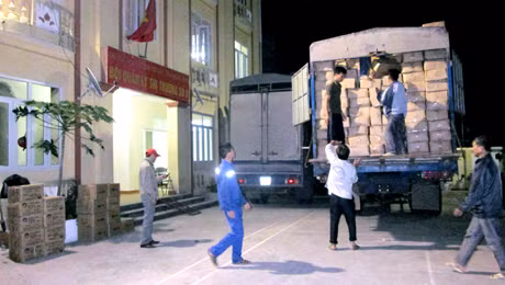 Lực lượng chức năng trên địa bàn huyện Tiên Yên phát hiện bắt giữ phương tiện vận chuyển trái phép hàng lậu (tháng 12-2014).