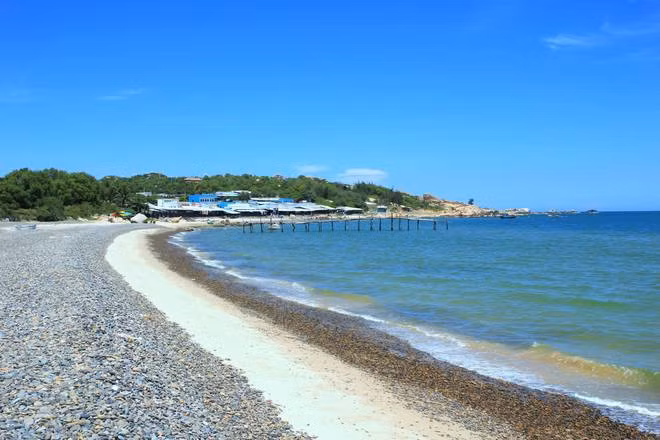 Bãi đá bảy màu hay còn được người dân gọi với cái tên bãi sỏi ở biển La Gàn được công nhận kỷ lục bãi đá sỏi có nhiều màu sắc nhất Việt Nam. Đặt đôi chân trần đi trên những viên sỏi âm ấm vừa nung mình dưới nắng sớm hay chiều tà là một phương pháp spa đá nóng được thiên nhiên ban tặng miễn phí cho du khách đến đây.