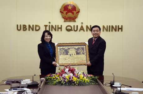 Trường Đại học Kinh tế Quốc dân tặng quà cho UBND tỉnh