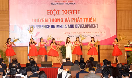 Văn nghệ chào mừng hội nghị.