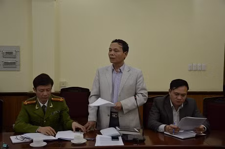 Đồng chí Nguyễn Minh Chung, Chi cục trưởng Chi cục An toàn vệ sinh thực phẩm phát biểu tại buổi làm việc