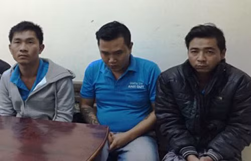 Nhóm nghi can được dẫn giải về Công an huyện Tĩnh Gia (Thanh Hóa). Ảnh: D.T