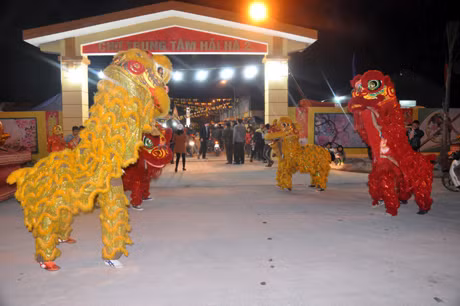 Biểu diễn múa lân chào mừng hội chợ.