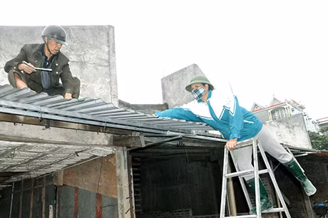 Các hộ tiểu thương đang tích cục tháo dỡ, trong đó khu nhà chợ chính nhà tôn (khu A), phía trong các tiểu thương nghiêm chỉnh chấp hành sớm đã hoàn tháo dỡ, còn các hộ có ki ốt xung quanh nhà chợ chính đang khẩn trương tháo dỡ (ảnh 3).