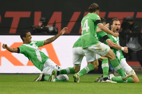 Các cầu thủ Wolfsburg ăn mừng bàn thắng vào lưới Bayern Munich - Ảnh: Reuters