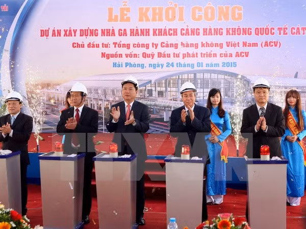 Các đại biểu thực hiện nghi thức khởi công dự án. (Ảnh: Lâm Khánh/TTXVN)